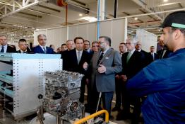 Image du Maroc Professionnelle de  Sa Majesté le Roi Mohammed VI et Remi Cabon, directeur de l'usine de Kenitra pour PSA, à droite, ont procédé à la cérémonie d'inauguration de "l'écosystème du groupe PSA" au Maroc, à Atlantic Free Zone de Kénitra, à 35 km au nord de Rabat, le jeudi 20 juin 2019. La nouvelle usine d’une capacité de production annuelle de 100 000 véhicules et moteurs associés, dont la capacité de production sera doublée d’ici à 2023. La cérémonie a été marquée par le dévoilement du nouvelle Peugeot 208, un véhicule produit dans l’usine de Kenitra. (Photo/ SPPR) via Jalilbounhar.com
 